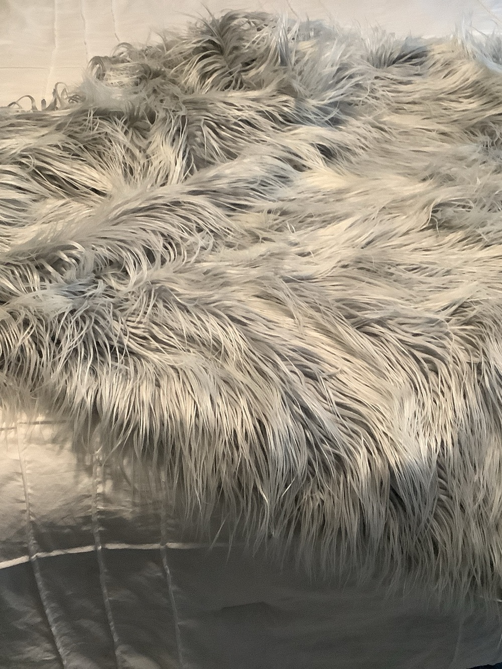 Dreamweavers Luxurious Gray Faux Fur Throw Blanket - Cozy Home Decor